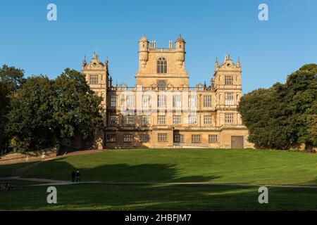 Una vista della storica Wollaton Hall sul parco di Wollaton a Nottingham. Wollaton Park a Nottingham in una giornata di sole con campo verde. Foto Stock