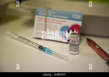 Londra, Regno Unito. 6th Nov 2021. Un flaconcino contenente il vaccino di richiamo Pfizer/BioNTech Covid-19 presso un centro di vaccinazione. Il governo sta attualmente attuando un programma di vaccinazione di richiamo offrendo un jab Covid-19 a tutti gli oltre i 18 anni, entro la fine di dicembre. (Credit Image: © Dinendra Haria/SOPA Images via ZUMA Press Wire) Foto Stock