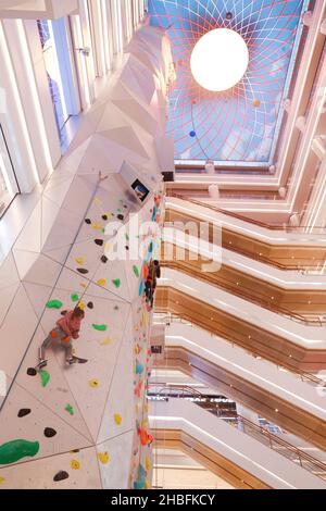 SHANGHAI, CINA - 19 DICEMBRE 2021 - gli appassionati di fitness invernali possono sperimentare la parete di arrampicata al coperto più alta del mondo al New World Mall, una com Foto Stock