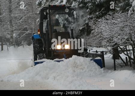 Nevicate. Macchine per la pulizia della neve. Il trattore rimuove la neve sulle strade della città. Ciclone invernale. Foto di alta qualità Foto Stock