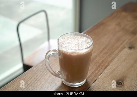 Tè con latte o conosciuto come tarik Teh in Malesia. Spazio di copia. Foto Stock
