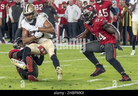 Tampa, Stati Uniti. 19th Dic 2021. Il Lavonte David di Tampa Bay Buccaneers (54) si presenta come Jordan Whitehead (L) affronta il tre'Quan Smith di New Orleans Saints (C) durante la prima metà dello Stadio Raymond James di Tampa, Florida, domenica 19 dicembre 2021. Foto di Steve Nesius/UPI Credit: UPI/Alamy Live News Foto Stock