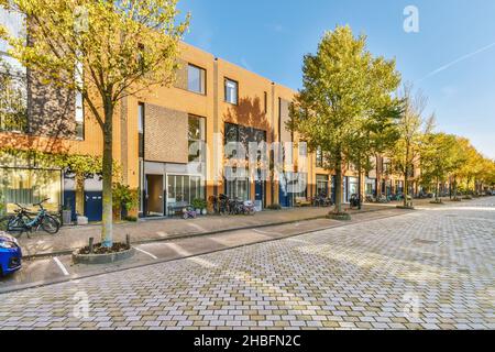 Facciata di un elegante edificio al sole con biciclette parcheggiate Foto Stock