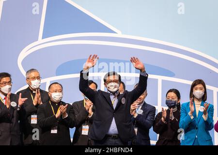 Il candidato pro-Cina Junis ho Kwan-Yiu che indossa una maschera facciale scritta "Io ti amo, Cina" è stato eletto nel sottosettore del Comitato elettorale.le elezioni generali del Consiglio legislativo del 2021 si sono tenute il 19 dicembre, come tasso di affluenza del 30,2 per cento nelle elezioni, Il più basso dal 1997 come candidati pro-Cina o pro-establishment che hanno vinto una vittoria radicale. Questa è la prima grande elezione del consiglio legislativo dopo la riforma del sistema elettorale, un grave giro di vite sui partiti pro-democratici e l'istituzione della legge sulla sicurezza nazionale di Hong Kong, con l'introduzione della Revisione dell'eleggibilità candidata Foto Stock