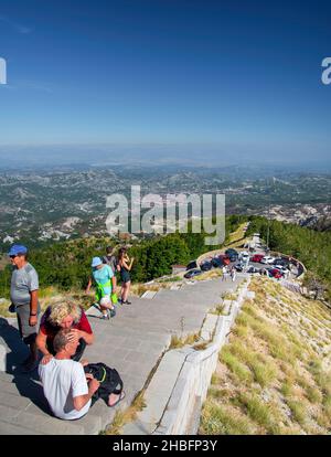 Lovcen, Montenegro sud-ovest 14th 2019 settembre: I visitatori del Monte Lovcen, il namesake del Montenegro, guardare in stupore come si ammira il magnifico paesaggio o Foto Stock