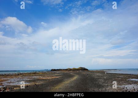 Vista soleggiata del Kueibishan e l'isola di Chi Yu a Penghu, Taiwan Foto Stock