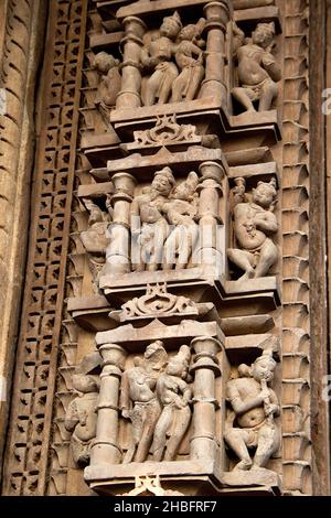 Scultura di coppie su muro di pietra al tempio di Chaturbhuj a Khajuraho, Madhya Pradesh, India, Asia Foto Stock