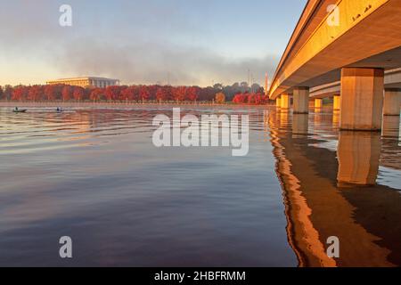 Dawn sul lago Burley Griffin, Canberra Foto Stock