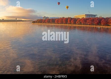 Mongolfiere sopra la Biblioteca Nazionale dell'Australia Foto Stock