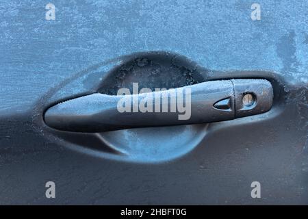 Immagine di una maniglia della portiera di un'auto grigia congelata Foto Stock