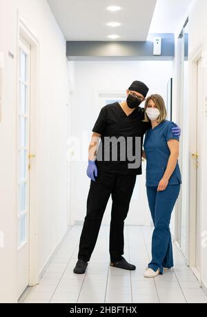 Medici maschi e femmine in ospedale , foto di qualità Foto Stock