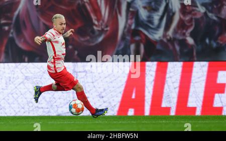 Lipsia, Germania. 18th Dic 2021. Calcio: Bundesliga, Matchday 17, RB Leipzig - Arminia Bielefeld alla Red Bull Arena. Il giocatore di Lipsia Angelino sul pallone. Credit: Jan Woitas/dpa-Zentralbild/dpa - NOTA IMPORTANTE: In conformità con le norme del DFL Deutsche Fußball Liga e/o del DFB Deutscher Fußball-Bund, è vietato utilizzare o utilizzare fotografie scattate nello stadio e/o del match sotto forma di immagini di sequenza e/o serie di foto video-simili./dpa/Alamy Live News Foto Stock