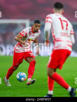 Lipsia, Germania. 18th Dic 2021. Calcio: Bundesliga, Matchday 17, RB Leipzig - Arminia Bielefeld alla Red Bull Arena. Il giocatore di Lipsia Benjamin Henrichs sul pallone. Credit: Jan Woitas/dpa-Zentralbild/dpa - NOTA IMPORTANTE: In conformità con le norme del DFL Deutsche Fußball Liga e/o del DFB Deutscher Fußball-Bund, è vietato utilizzare o utilizzare fotografie scattate nello stadio e/o del match sotto forma di immagini di sequenza e/o serie di foto video-simili./dpa/Alamy Live News Foto Stock