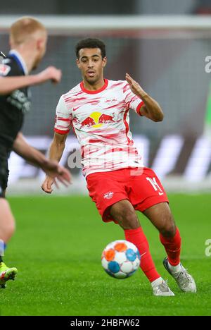 Lipsia, Germania. 18th Dic 2021. Calcio: Bundesliga, Matchday 17, RB Leipzig - Arminia Bielefeld alla Red Bull Arena. Il giocatore di Lipsia Tyler Adams sulla palla. Credit: Jan Woitas/dpa-Zentralbild/dpa - NOTA IMPORTANTE: In conformità con le norme del DFL Deutsche Fußball Liga e/o del DFB Deutscher Fußball-Bund, è vietato utilizzare o utilizzare fotografie scattate nello stadio e/o del match sotto forma di immagini di sequenza e/o serie di foto video-simili./dpa/Alamy Live News Foto Stock