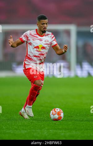 Lipsia, Germania. 18th Dic 2021. Calcio: Bundesliga, Matchday 17, RB Leipzig - Arminia Bielefeld alla Red Bull Arena. Il giocatore di Lipsia Benjamin Henrichs sul pallone. Credit: Jan Woitas/dpa-Zentralbild/dpa - NOTA IMPORTANTE: In conformità con le norme del DFL Deutsche Fußball Liga e/o del DFB Deutscher Fußball-Bund, è vietato utilizzare o utilizzare fotografie scattate nello stadio e/o del match sotto forma di immagini di sequenza e/o serie di foto video-simili./dpa/Alamy Live News Foto Stock