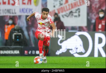 Lipsia, Germania. 18th Dic 2021. Calcio: Bundesliga, Matchday 17, RB Leipzig - Arminia Bielefeld alla Red Bull Arena. Il giocatore di Lipsia Tyler Adams sulla palla. Credit: Jan Woitas/dpa-Zentralbild/dpa - NOTA IMPORTANTE: In conformità con le norme del DFL Deutsche Fußball Liga e/o del DFB Deutscher Fußball-Bund, è vietato utilizzare o utilizzare fotografie scattate nello stadio e/o del match sotto forma di immagini di sequenza e/o serie di foto video-simili./dpa/Alamy Live News Foto Stock