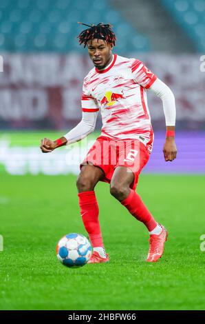 Lipsia, Germania. 18th Dic 2021. Calcio: Bundesliga, Matchday 17, RB Leipzig - Arminia Bielefeld alla Red Bull Arena. Il giocatore di Lipsia Mohamed Simakan sul pallone. Credit: Jan Woitas/dpa-Zentralbild/dpa - NOTA IMPORTANTE: In conformità con le norme del DFL Deutsche Fußball Liga e/o del DFB Deutscher Fußball-Bund, è vietato utilizzare o utilizzare fotografie scattate nello stadio e/o del match sotto forma di immagini di sequenza e/o serie di foto video-simili./dpa/Alamy Live News Foto Stock