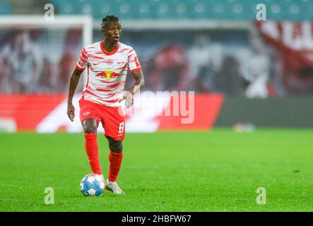 Lipsia, Germania. 18th Dic 2021. Calcio: Bundesliga, Matchday 17, RB Leipzig - Arminia Bielefeld alla Red Bull Arena. Il giocatore di Lipsia Amadou Haidara sul pallone. Credit: Jan Woitas/dpa-Zentralbild/dpa - NOTA IMPORTANTE: In conformità con le norme del DFL Deutsche Fußball Liga e/o del DFB Deutscher Fußball-Bund, è vietato utilizzare o utilizzare fotografie scattate nello stadio e/o del match sotto forma di immagini di sequenza e/o serie di foto video-simili./dpa/Alamy Live News Foto Stock