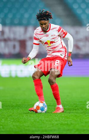 Lipsia, Germania. 18th Dic 2021. Calcio: Bundesliga, Matchday 17, RB Leipzig - Arminia Bielefeld alla Red Bull Arena. Il giocatore di Lipsia Mohamed Simakan sul pallone. Credit: Jan Woitas/dpa-Zentralbild/dpa - NOTA IMPORTANTE: In conformità con le norme del DFL Deutsche Fußball Liga e/o del DFB Deutscher Fußball-Bund, è vietato utilizzare o utilizzare fotografie scattate nello stadio e/o del match sotto forma di immagini di sequenza e/o serie di foto video-simili./dpa/Alamy Live News Foto Stock