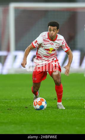 Lipsia, Germania. 18th Dic 2021. Calcio: Bundesliga, Matchday 17, RB Leipzig - Arminia Bielefeld alla Red Bull Arena. Il giocatore di Lipsia Tyler Adams sulla palla. Credit: Jan Woitas/dpa-Zentralbild/dpa - NOTA IMPORTANTE: In conformità con le norme del DFL Deutsche Fußball Liga e/o del DFB Deutscher Fußball-Bund, è vietato utilizzare o utilizzare fotografie scattate nello stadio e/o del match sotto forma di immagini di sequenza e/o serie di foto video-simili./dpa/Alamy Live News Foto Stock