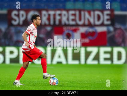 Lipsia, Germania. 18th Dic 2021. Calcio: Bundesliga, Matchday 17, RB Leipzig - Arminia Bielefeld alla Red Bull Arena. Il giocatore di Lipsia Tyler Adams sulla palla. Credit: Jan Woitas/dpa-Zentralbild/dpa - NOTA IMPORTANTE: In conformità con le norme del DFL Deutsche Fußball Liga e/o del DFB Deutscher Fußball-Bund, è vietato utilizzare o utilizzare fotografie scattate nello stadio e/o del match sotto forma di immagini di sequenza e/o serie di foto video-simili./dpa/Alamy Live News Foto Stock