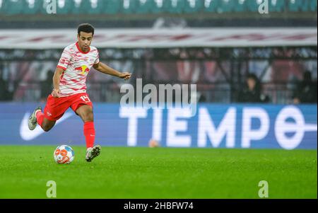 Lipsia, Germania. 18th Dic 2021. Calcio: Bundesliga, Matchday 17, RB Leipzig - Arminia Bielefeld alla Red Bull Arena. Il giocatore di Lipsia Tyler Adams sulla palla. Credit: Jan Woitas/dpa-Zentralbild/dpa - NOTA IMPORTANTE: In conformità con le norme del DFL Deutsche Fußball Liga e/o del DFB Deutscher Fußball-Bund, è vietato utilizzare o utilizzare fotografie scattate nello stadio e/o del match sotto forma di immagini di sequenza e/o serie di foto video-simili./dpa/Alamy Live News Foto Stock