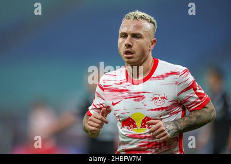 Lipsia, Germania. 18th Dic 2021. Calcio: Bundesliga, Matchday 17, RB Leipzig - Arminia Bielefeld alla Red Bull Arena. L'Angelino di Lipsia attraversa il campo. Credit: Jan Woitas/dpa-Zentralbild/dpa - NOTA IMPORTANTE: In conformità con le norme del DFL Deutsche Fußball Liga e/o del DFB Deutscher Fußball-Bund, è vietato utilizzare o utilizzare fotografie scattate nello stadio e/o del match sotto forma di immagini di sequenza e/o serie di foto video-simili./dpa/Alamy Live News Foto Stock