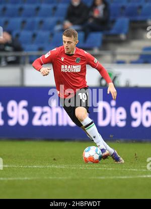 Hannover, Germania. 19th Dic 2021. Calcio: 2nd Bundesliga, giorno di incontro 18: Hannover 96 - Werder Brema all'HDI Arena. Sebastian Ernst di Hannover gioca la palla. Credit: Daniel Reinhardt/dpa - NOTA IMPORTANTE: In conformità con le norme del DFL Deutsche Fußball Liga e/o del DFB Deutscher Fußball-Bund, è vietato utilizzare o utilizzare fotografie scattate nello stadio e/o del match sotto forma di immagini di sequenza e/o serie di foto video-simili./dpa/Alamy Live News Foto Stock