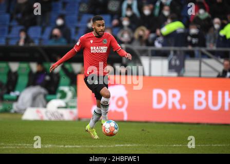 Hannover, Germania. 19th Dic 2021. Calcio: 2nd Bundesliga, giorno di incontro 18: Hannover 96 - Werder Brema all'HDI Arena. Linton Maina di Hannover gioca la palla. Credit: Daniel Reinhardt/dpa - NOTA IMPORTANTE: In conformità con le norme del DFL Deutsche Fußball Liga e/o del DFB Deutscher Fußball-Bund, è vietato utilizzare o utilizzare fotografie scattate nello stadio e/o del match sotto forma di immagini di sequenza e/o serie di foto video-simili./dpa/Alamy Live News Foto Stock