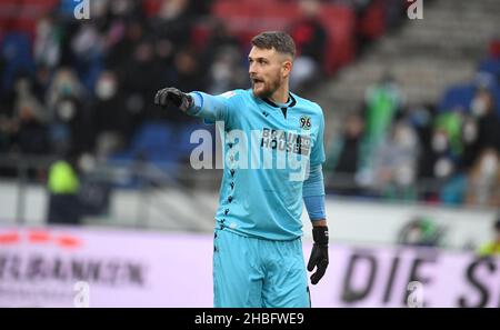 Hannover, Germania. 19th Dic 2021. Calcio: 2nd Bundesliga, giorno di incontro 18: Hannover 96 - Werder Brema all'HDI Arena. Martin Hansen, portiere di Hannover, è sul campo. Credit: Daniel Reinhardt/dpa - NOTA IMPORTANTE: In conformità con le norme del DFL Deutsche Fußball Liga e/o del DFB Deutscher Fußball-Bund, è vietato utilizzare o utilizzare fotografie scattate nello stadio e/o del match sotto forma di immagini di sequenza e/o serie di foto video-simili./dpa/Alamy Live News Foto Stock