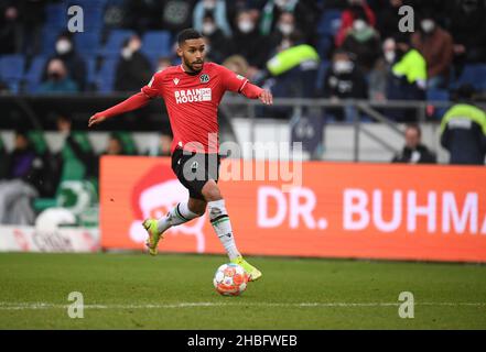 Hannover, Germania. 19th Dic 2021. Calcio: 2nd Bundesliga, giorno di incontro 18: Hannover 96 - Werder Brema all'HDI Arena. Linton Maina di Hannover gioca la palla. Credit: Daniel Reinhardt/dpa - NOTA IMPORTANTE: In conformità con le norme del DFL Deutsche Fußball Liga e/o del DFB Deutscher Fußball-Bund, è vietato utilizzare o utilizzare fotografie scattate nello stadio e/o del match sotto forma di immagini di sequenza e/o serie di foto video-simili./dpa/Alamy Live News Foto Stock