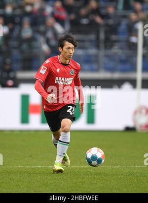 Hannover, Germania. 19th Dic 2021. Calcio: 2nd Bundesliga, giorno di incontro 18: Hannover 96 - Werder Brema all'HDI Arena. Sei Muroya di Hannover gioca la palla. Credit: Daniel Reinhardt/dpa - NOTA IMPORTANTE: In conformità con le norme del DFL Deutsche Fußball Liga e/o del DFB Deutscher Fußball-Bund, è vietato utilizzare o utilizzare fotografie scattate nello stadio e/o del match sotto forma di immagini di sequenza e/o serie di foto video-simili./dpa/Alamy Live News Foto Stock