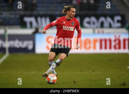 Hannover, Germania. 19th Dic 2021. Calcio: 2nd Bundesliga, giorno di incontro 18: Hannover 96 - Werder Brema all'HDI Arena. Niklas Hult di Hannover gioca la palla. Credit: Daniel Reinhardt/dpa - NOTA IMPORTANTE: In conformità con le norme del DFL Deutsche Fußball Liga e/o del DFB Deutscher Fußball-Bund, è vietato utilizzare o utilizzare fotografie scattate nello stadio e/o del match sotto forma di immagini di sequenza e/o serie di foto video-simili./dpa/Alamy Live News Foto Stock