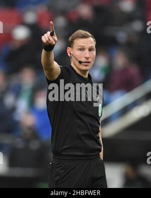 Hannover, Germania. 19th Dic 2021. Calcio: 2nd Bundesliga, giorno di incontro 18: Hannover 96 - Werder Brema all'HDI Arena. L'arbitro Martin Petersen si gesti sul campo. Credit: Daniel Reinhardt/dpa - NOTA IMPORTANTE: In conformità con le norme del DFL Deutsche Fußball Liga e/o del DFB Deutscher Fußball-Bund, è vietato utilizzare o utilizzare fotografie scattate nello stadio e/o del match sotto forma di immagini di sequenza e/o serie di foto video-simili./dpa/Alamy Live News Foto Stock