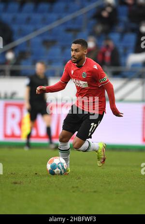 Hannover, Germania. 19th Dic 2021. Calcio: 2nd Bundesliga, giorno di incontro 18: Hannover 96 - Werder Brema all'HDI Arena. Linton Maina di Hannover gioca la palla. Credit: Daniel Reinhardt/dpa - NOTA IMPORTANTE: In conformità con le norme del DFL Deutsche Fußball Liga e/o del DFB Deutscher Fußball-Bund, è vietato utilizzare o utilizzare fotografie scattate nello stadio e/o del match sotto forma di immagini di sequenza e/o serie di foto video-simili./dpa/Alamy Live News Foto Stock