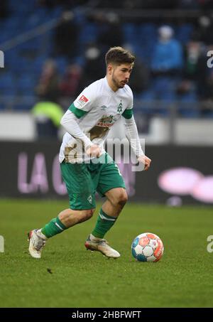 Hannover, Germania. 19th Dic 2021. Calcio: 2nd Bundesliga, giorno di incontro 18: Hannover 96 - Werder Brema all'HDI Arena. Romano Schmid di Brema gioca la palla. Credit: Daniel Reinhardt/dpa - NOTA IMPORTANTE: In conformità con le norme del DFL Deutsche Fußball Liga e/o del DFB Deutscher Fußball-Bund, è vietato utilizzare o utilizzare fotografie scattate nello stadio e/o del match sotto forma di immagini di sequenza e/o serie di foto video-simili./dpa/Alamy Live News Foto Stock