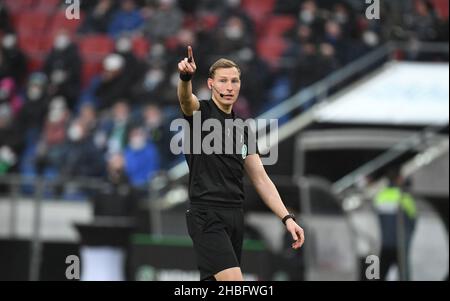 Hannover, Germania. 19th Dic 2021. Calcio: 2nd Bundesliga, giorno di incontro 18: Hannover 96 - Werder Brema all'HDI Arena. L'arbitro Martin Petersen si gesti sul campo. Credit: Daniel Reinhardt/dpa - NOTA IMPORTANTE: In conformità con le norme del DFL Deutsche Fußball Liga e/o del DFB Deutscher Fußball-Bund, è vietato utilizzare o utilizzare fotografie scattate nello stadio e/o del match sotto forma di immagini di sequenza e/o serie di foto video-simili./dpa/Alamy Live News Foto Stock