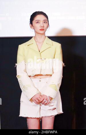 SHANGHAI, CINA - 18 DICEMBRE 2021 - attrice Wang yinglu partecipa a un incontro di proiezione e cast per il film della stagione natalizia 'il Mito dell'Amore Foto Stock