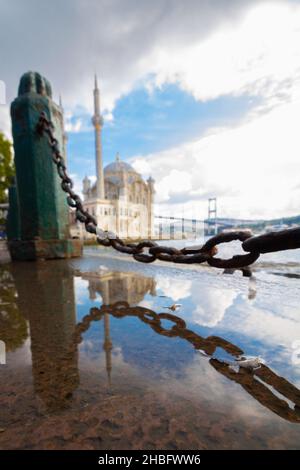 Moschea di Ortakoy. Riflesso della moschea di Ortakoy sulla pozza. Foto di sfondo di Istanbul. Foto di sfondo Ramadan o islamica. Foto Stock