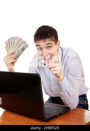 Buon adolescente con laptop e denaro che ti indica sullo sfondo bianco Foto Stock