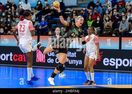 Granollers, Spagna. 08th Dic 2021. Pallamano, Donne: Coppa del mondo, Germania - Congo, turno principale, Gruppo 3, Matchday 1 f.l. Betchaidelle Ngombele (Congo), Luisa Schulze (Germania/Bietigheim) Credit: Marco Wolf/wolf-sportfato/Marco Wolf/dpa/Alamy Live News Foto Stock