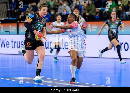 Granollers, Spagna. 08th Dic 2021. Pallamano, Donne: Coppa del mondo, Germania - Congo, turno principale, Gruppo 3, Matchday 1 f.l. Alina Grijseels (Germania/Dortmund), Belvina Mouyamba (Congo) Credit: Marco Wolf/wolf-sportfoto/Marco Wolf/dpa/Alamy Live News Foto Stock