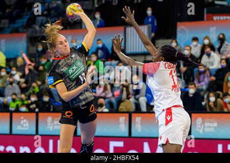 Granollers, Spagna. 08th Dic 2021. Pallamano, Donne: Coppa del mondo, Germania - Congo, turno principale, Gruppo 3, Matchday 1 f.l. Alicia Stolle (Germania/Ferencvaros Budapest), Richca Obangue (Congo) Credit: Marco Wolf/wolf-sportfoto/Marco Wolf/dpa/Alamy Live News Foto Stock