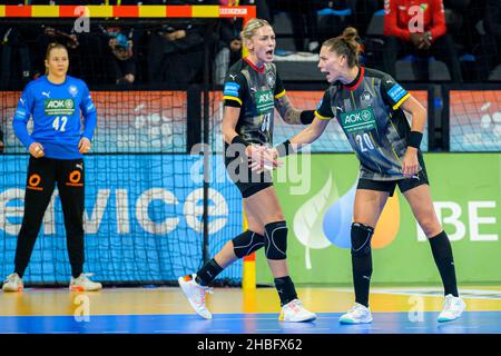 Granollers, Spagna. 08th Dic 2021. Pallamano, Donne: Coppa del mondo, Germania - Congo, turno principale, Gruppo 3, Matchday 1 Luisa Schulze (Germania/Bietigheim), Emily Boelk/Bölk (Germania/Ferencvaros Budapest) Credit: Marco Wolf/wolf-sportfoto/Marco Wolf/dpa/Alamy Live News Foto Stock