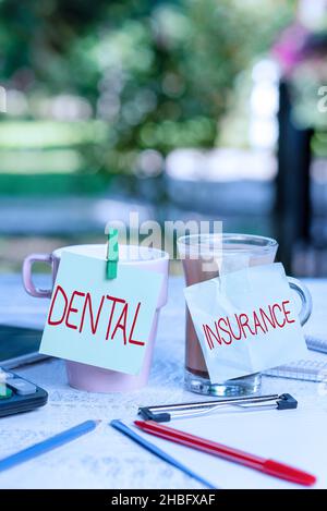 Mano scrittura segno assicurazione dentale. Business showcase forma di salute progettato per pagare parte o pieno di costi Outdoor caffè e idee negozio di aggiornamento Foto Stock