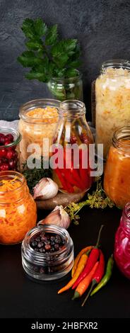 Cibo fermentato su tavola di legno. Alta fonte di probiotici. Vista frontale Foto Stock