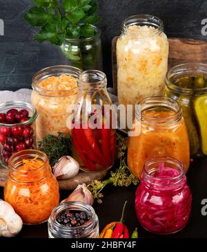 Cibo fermentato su tavola di legno. Alta fonte di probiotici. Vista frontale Foto Stock