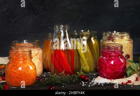 Cibo fermentato su tavola di legno. Alta fonte di probiotici. Vista frontale Foto Stock