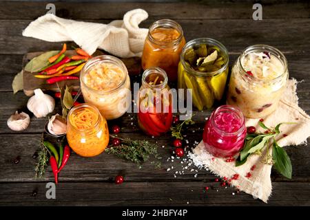 Cibo fermentato su tavola di legno. Alta fonte di probiotici. Foto Stock