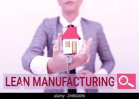 Cartello con la scritta Lean Manufacturing. Concetto di business riduzione al minimo degli sprechi senza sacrificare la produttività allocazione del risparmio per acquistare nuovi immobili Foto Stock